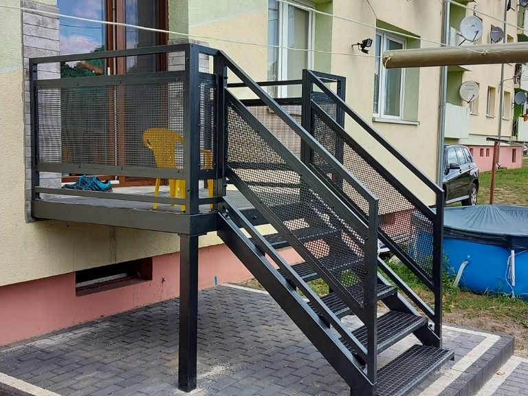 metalowe schody i balustrada