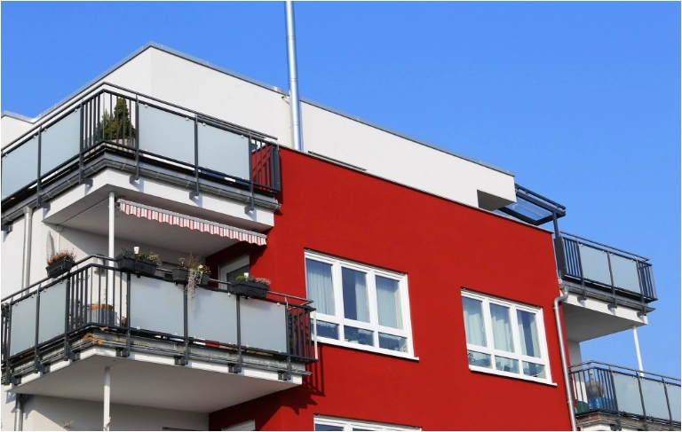 biało-czerwony blok z balkonami