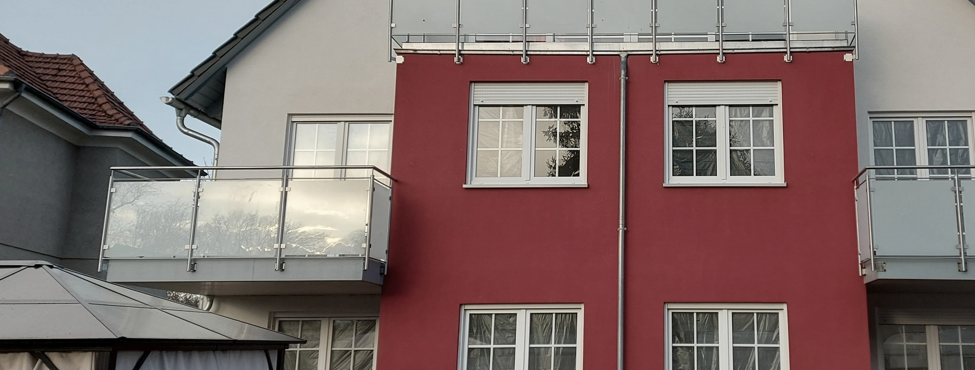 balustrady balkonowe z metalowymi elementami